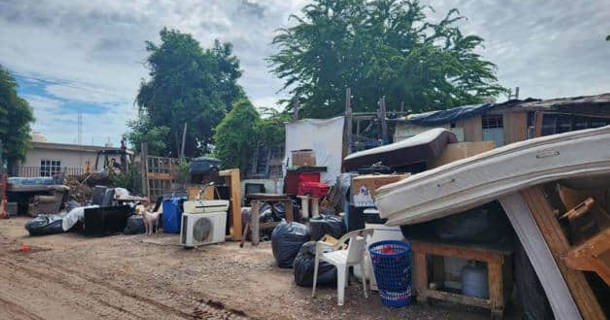 Desalojo en la Colonia Miguel Hidalgo con muebles y basura apilados