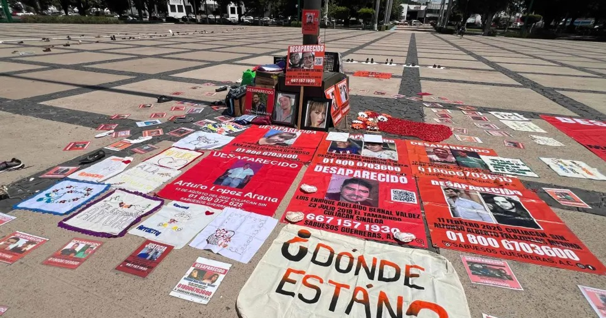 Carteles de desaparecidos y zapatos en acto de memoria en Sinaloa