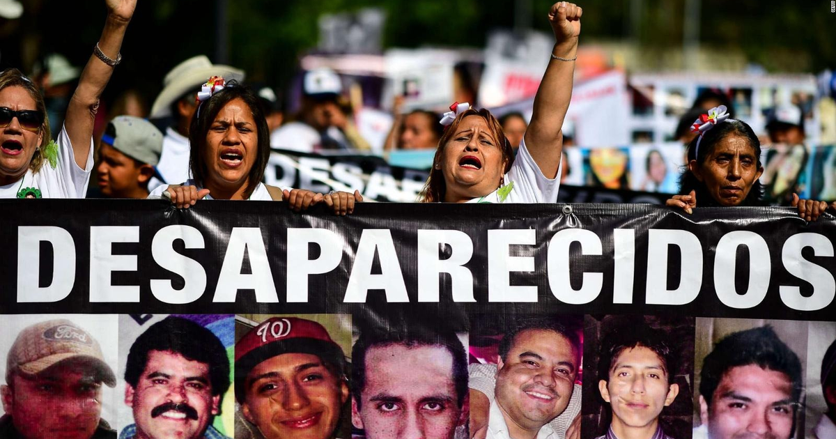 Mujeres protestando en México con pancarta de 'DESAPARECIDOS', exigiendo justicia para personas desaparecidas.