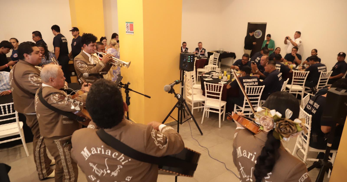 Músicos mariachi tocando en evento del Día del Bombero en Mazatlán