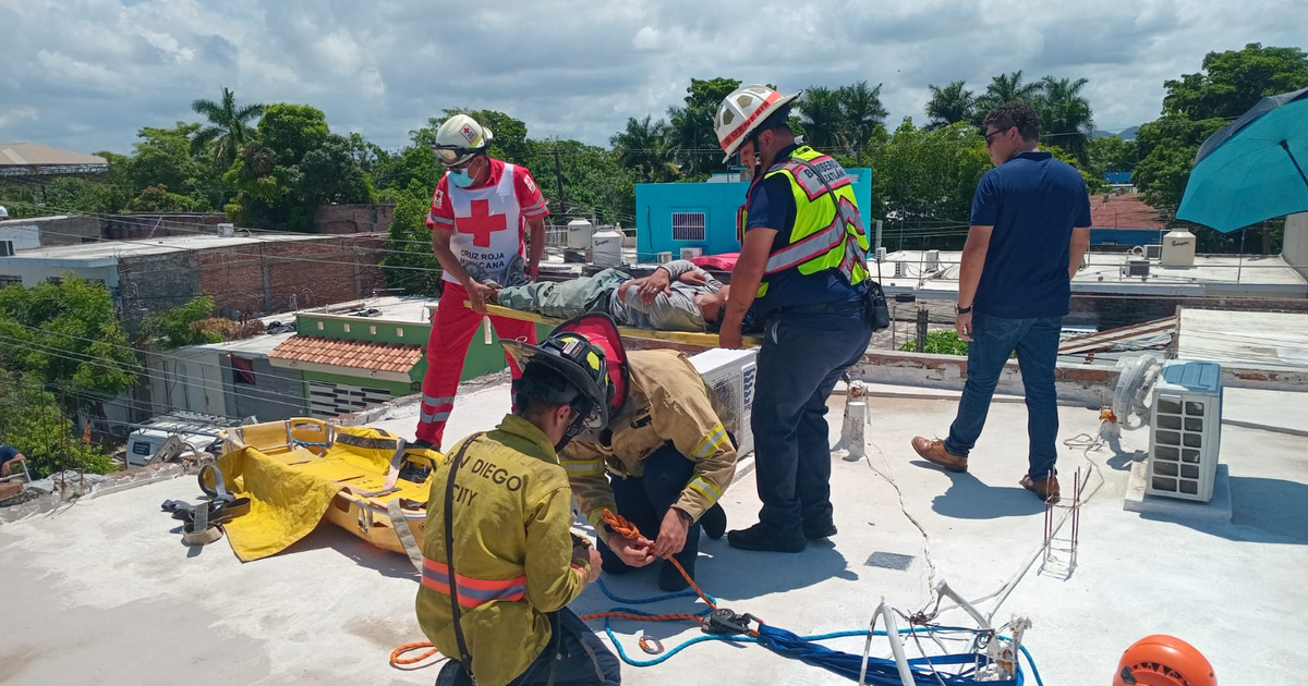 Rescatistas en azotea atendiendo a trabajador herido por descarga eléctrica en Mazatlán