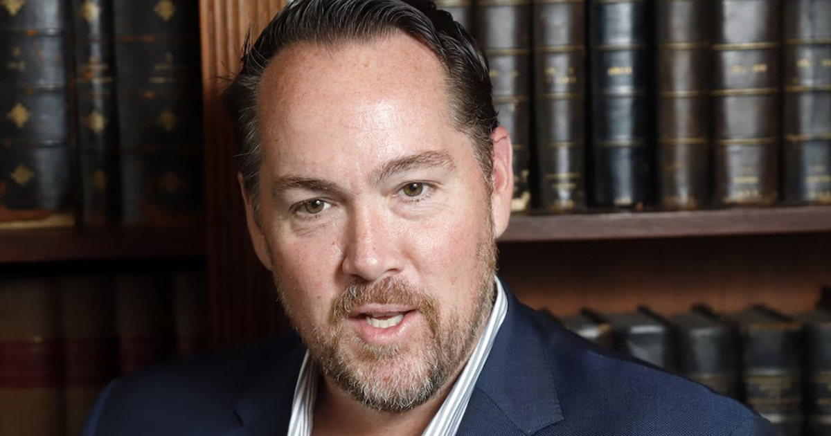 Persona en primer plano con estanterías de libros al fondo, vinculada a operación militar en el Caribe.