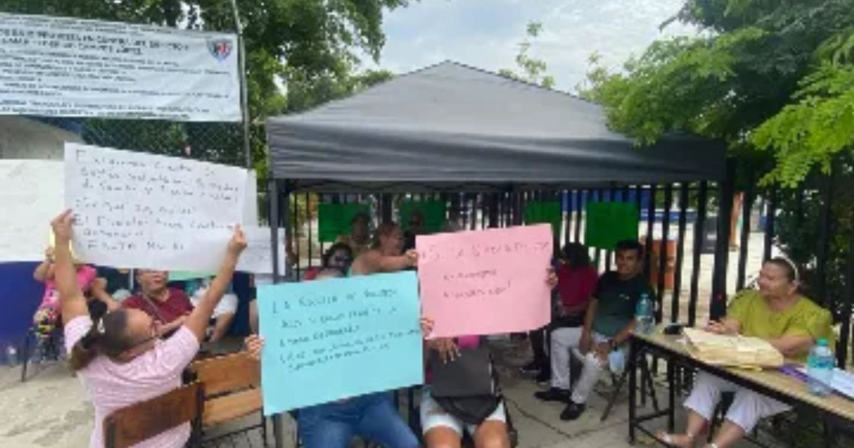 Protesta en Mazatlán por destitución de director escolar