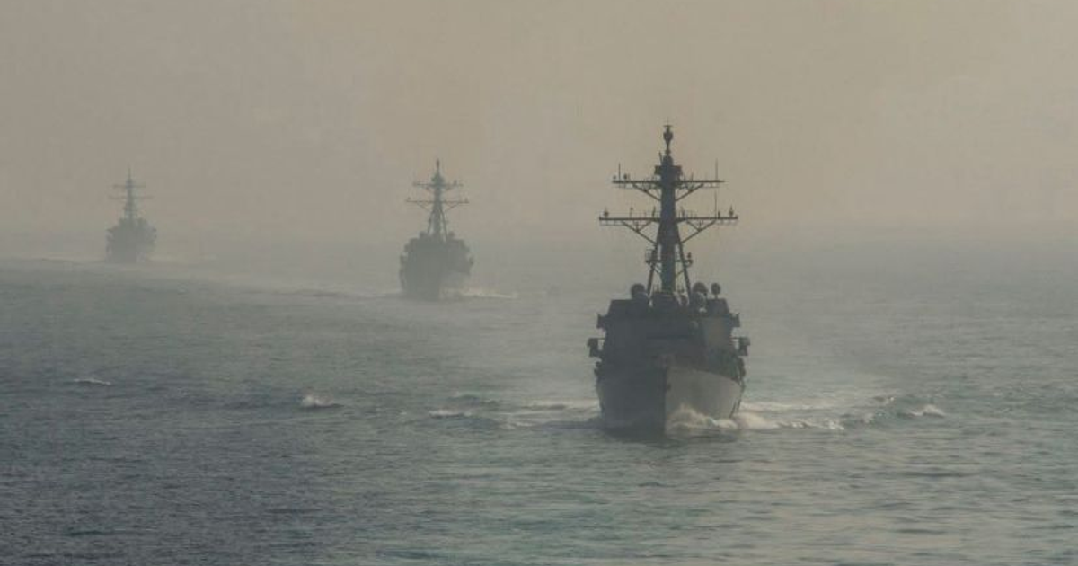 Destructores Aegis en formación en el mar, en misión hacia Venezuela.