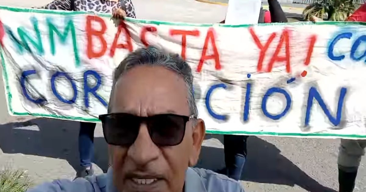 Manifestantes con pancarta 'BASTA YA! con CORRUPCIÓN' en protesta por detención de activista Luis Rey García Villagrán.
