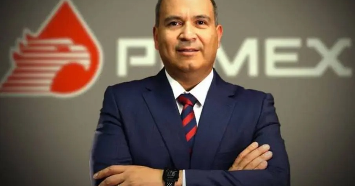 Hombre con traje oscuro y corbata a rayas frente a logotipo de Pemex, relacionado con la detención de Carlos Treviño.