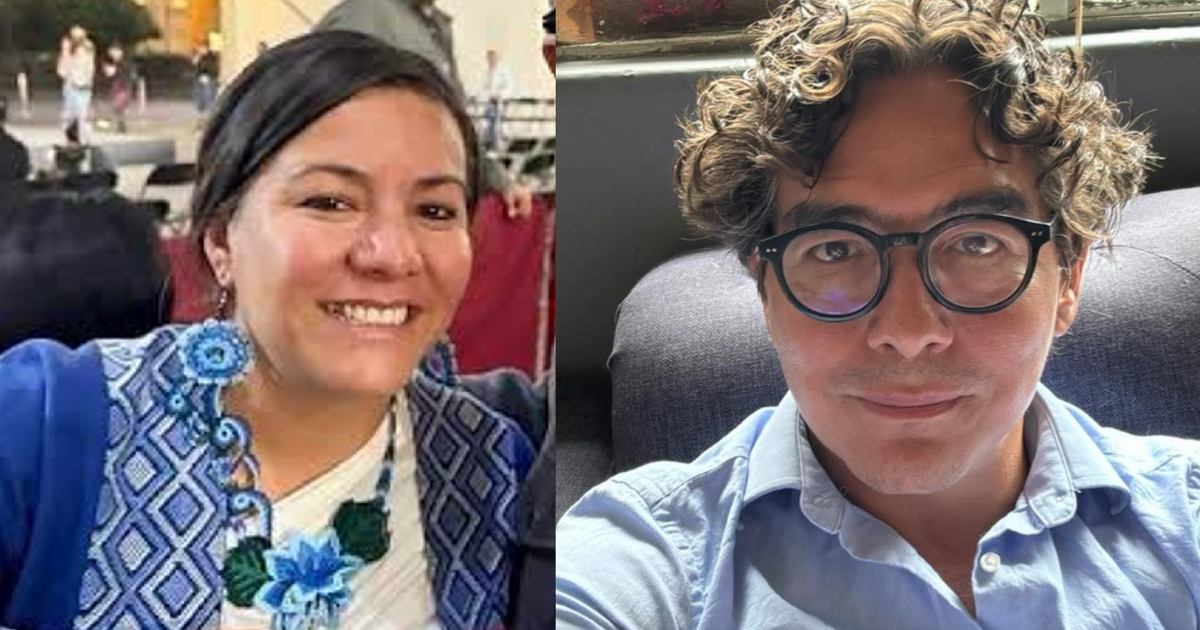 Mujer con prenda azul y hombre con gafas sonriendo en un entorno interior