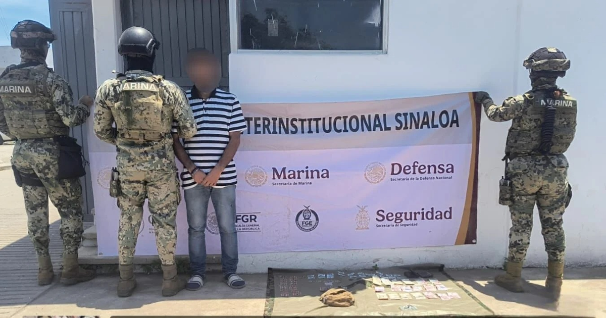 Miembros de la Marina detienen a un individuo en operativo de seguridad en Mazatlán.