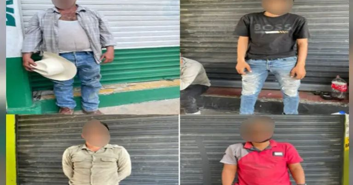 Personas con rostros difuminados frente a una puerta enrollable, relacionadas con un operativo en Villa Unión.