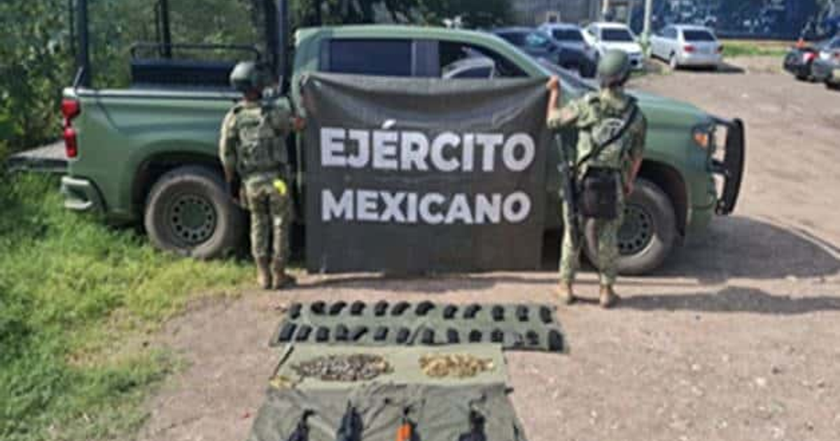 Soldados del Ejército Mexicano con bandera y armas aseguradas en operativo en Culiacán