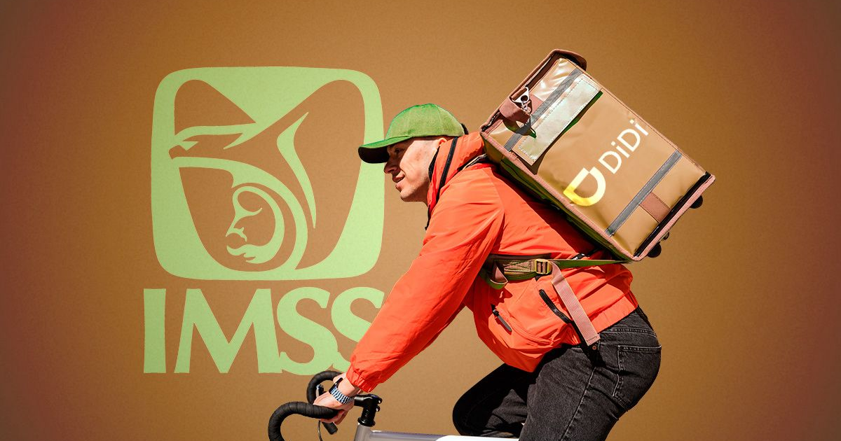 Repartidor de DiDi en bicicleta con logos de IMSS y DiDi al fondo