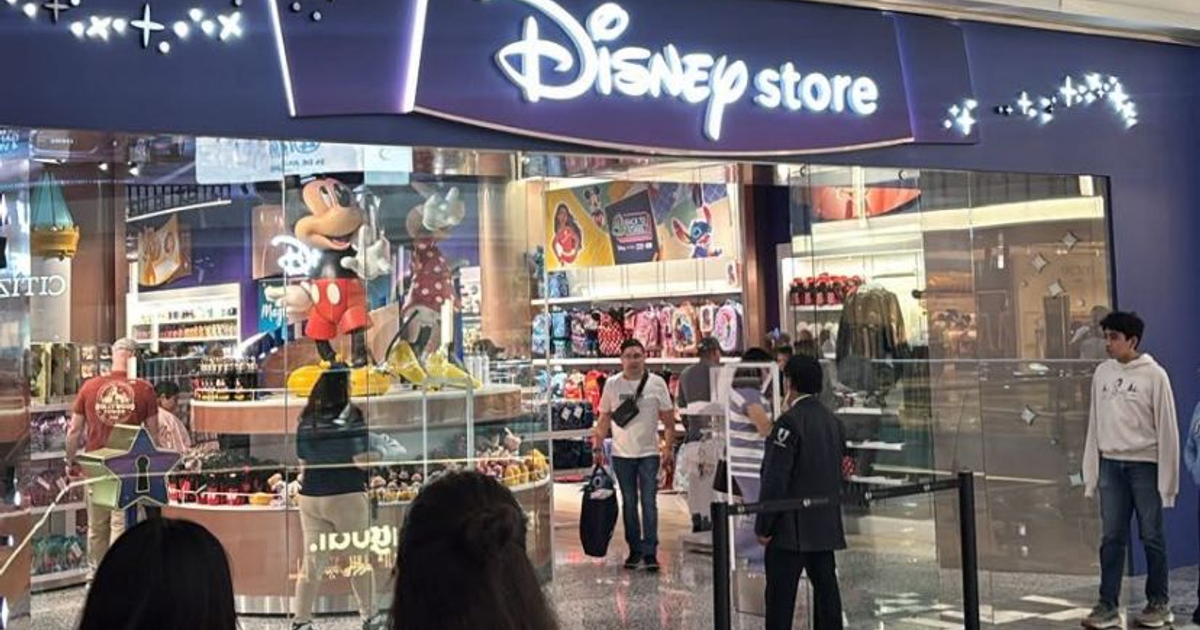 Entrada de la Disney Store en Perisur con figuras de Mickey Mouse y productos en exhibición.