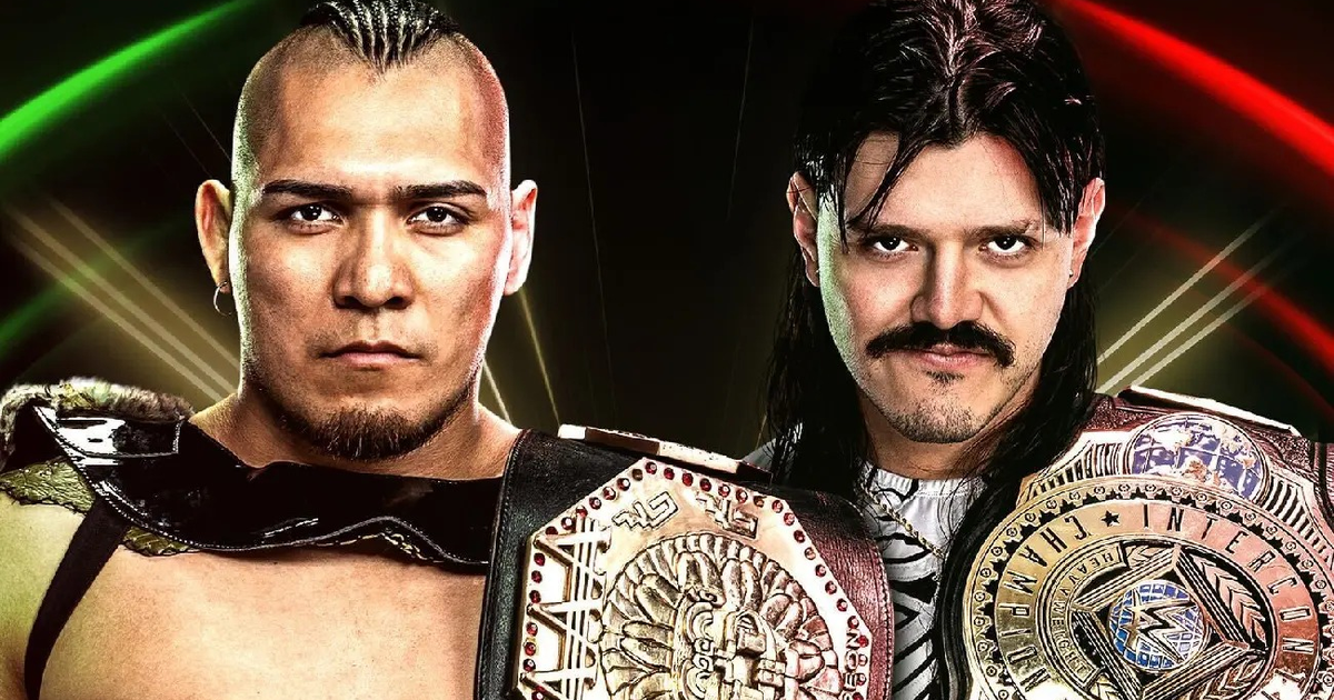 Dominik Mysterio y El Hijo del Vikingo con cinturones de campeonato en un evento de lucha libre.