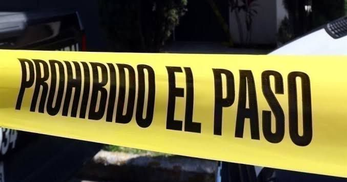 Cinta amarilla de advertencia con 'PROHIBIDO EL PASO' en escena del crimen en Culiacán.