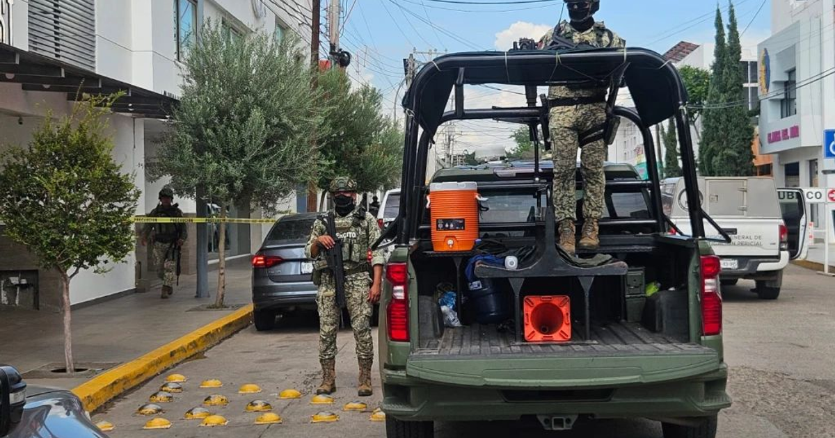 Operativo de seguridad en Culiacán con vehículo militar y personal armado