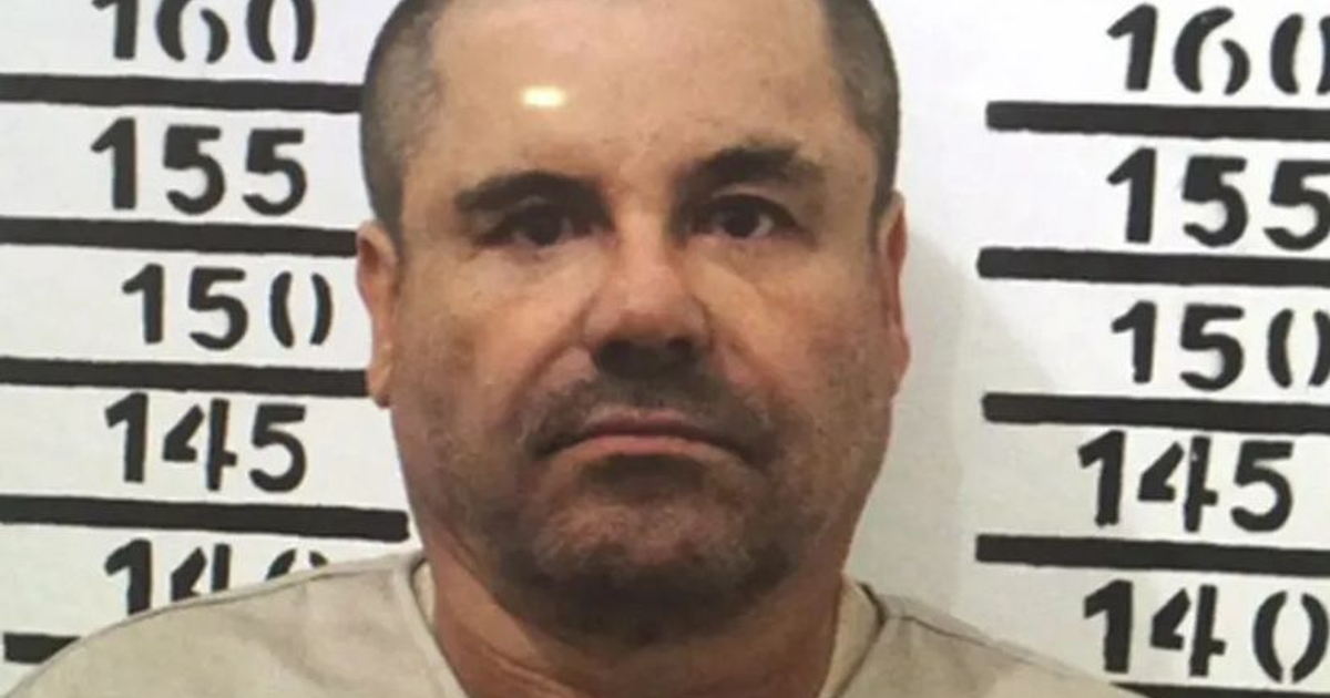 Hombre de frente con fondo de medidas de altura, similar a una foto de identificación policial.