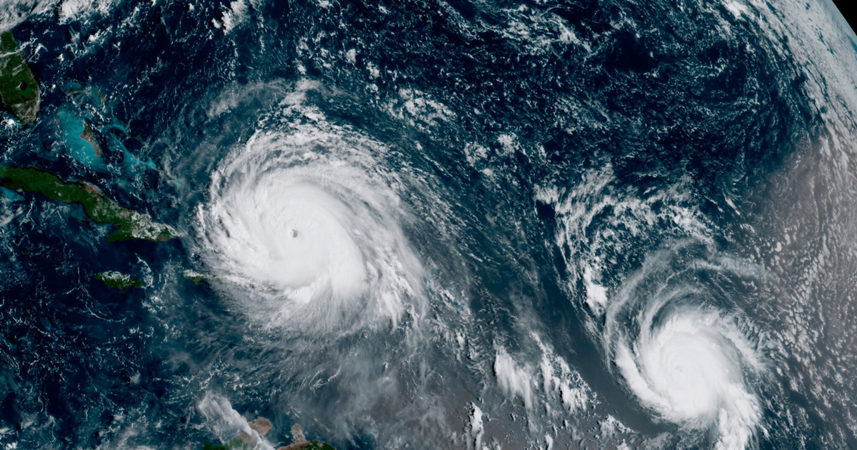 Vista satelital de tormentas en el océano con islas, relacionado con El Niño y La Niña.