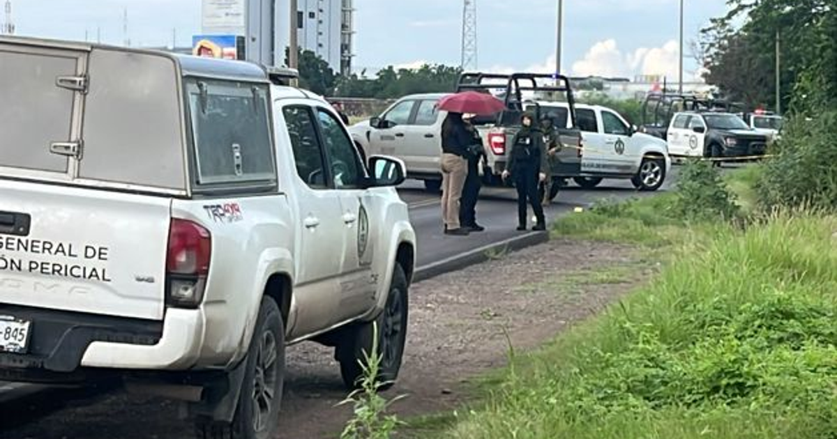 Vehículos policiales en operación en Culiacán, Sinaloa, tras hallazgo de cuerpo en Residencial Paloma.