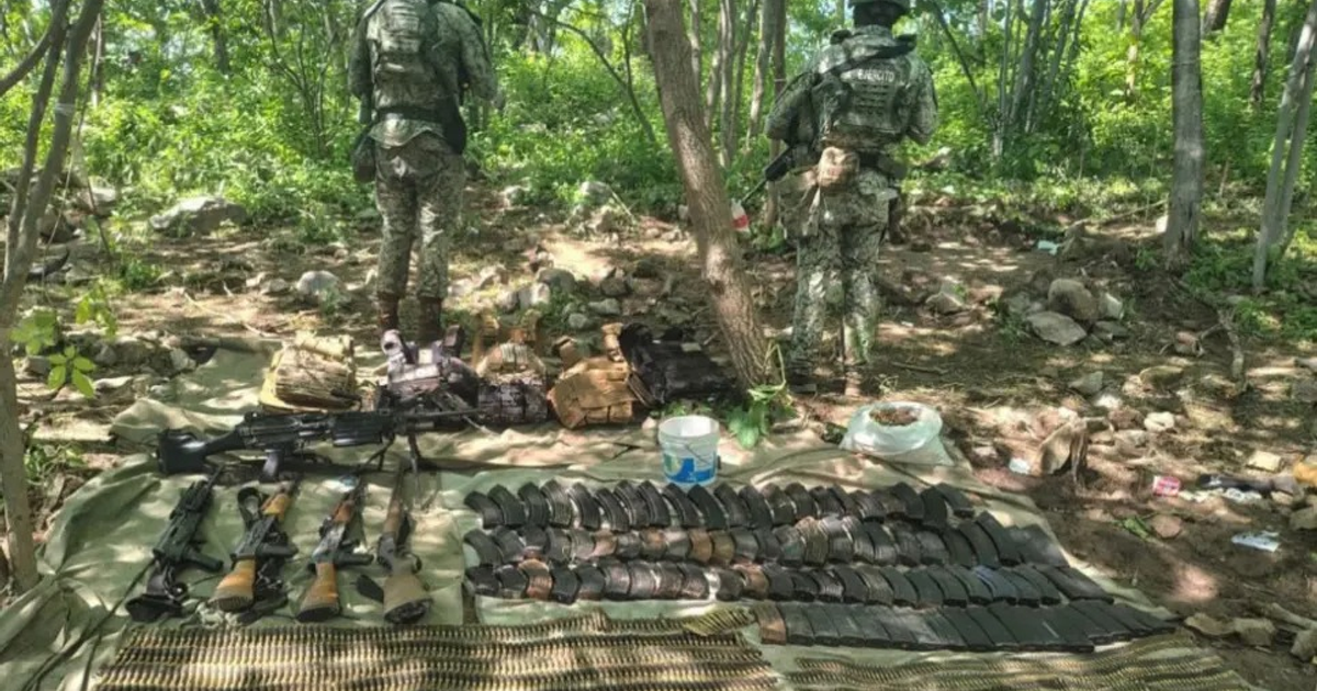 Soldados del Ejército Mexicano en un bosque durante un operativo en Las Lajas, Sinaloa, con armas y equipo militar en el suelo.