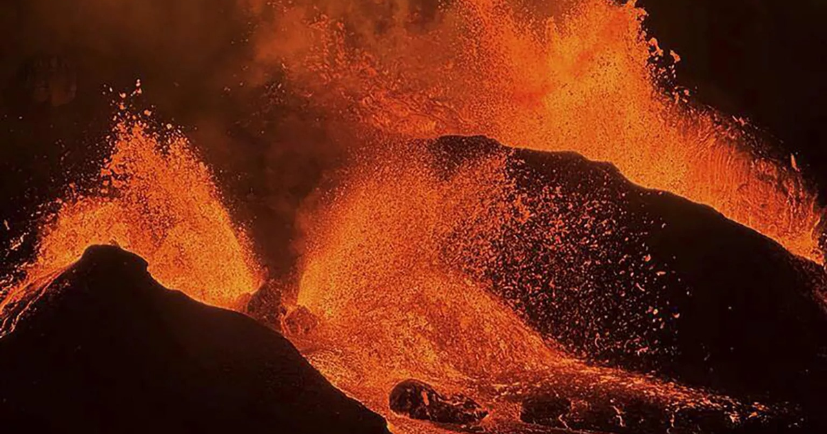 Erupción del volcán Kīlauea con lava y material piroclástico en el cráter Halemaʻumaʻu