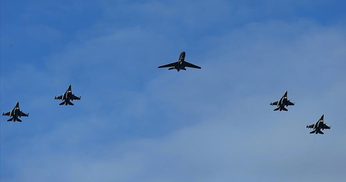 Aviones de combate en formación sobre un cielo azul durante el ejercicio Escudo Libertad Ulchi.