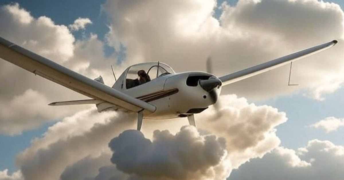 Avión pequeño volando entre nubes para estimulación de lluvias en Sinaloa.