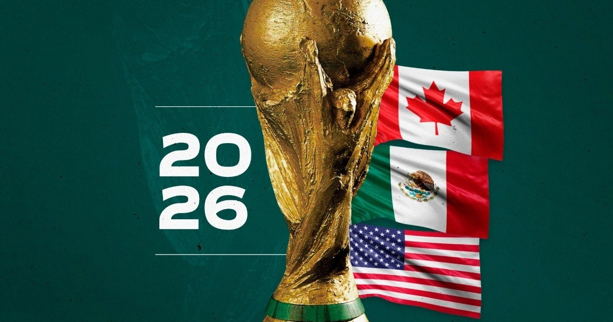 Trofeo de la Copa Mundial 2026 con banderas de Canadá, México y Estados Unidos sobre fondo verde.