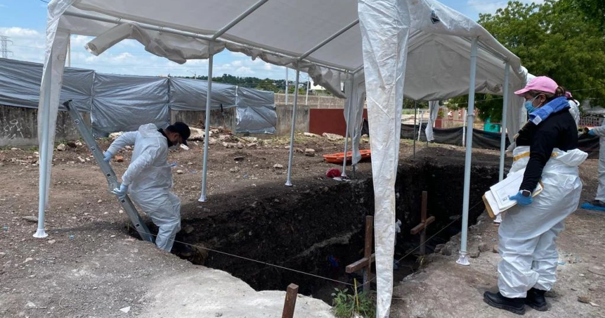 Excavación forense en Culiacán con personal en trajes de protección