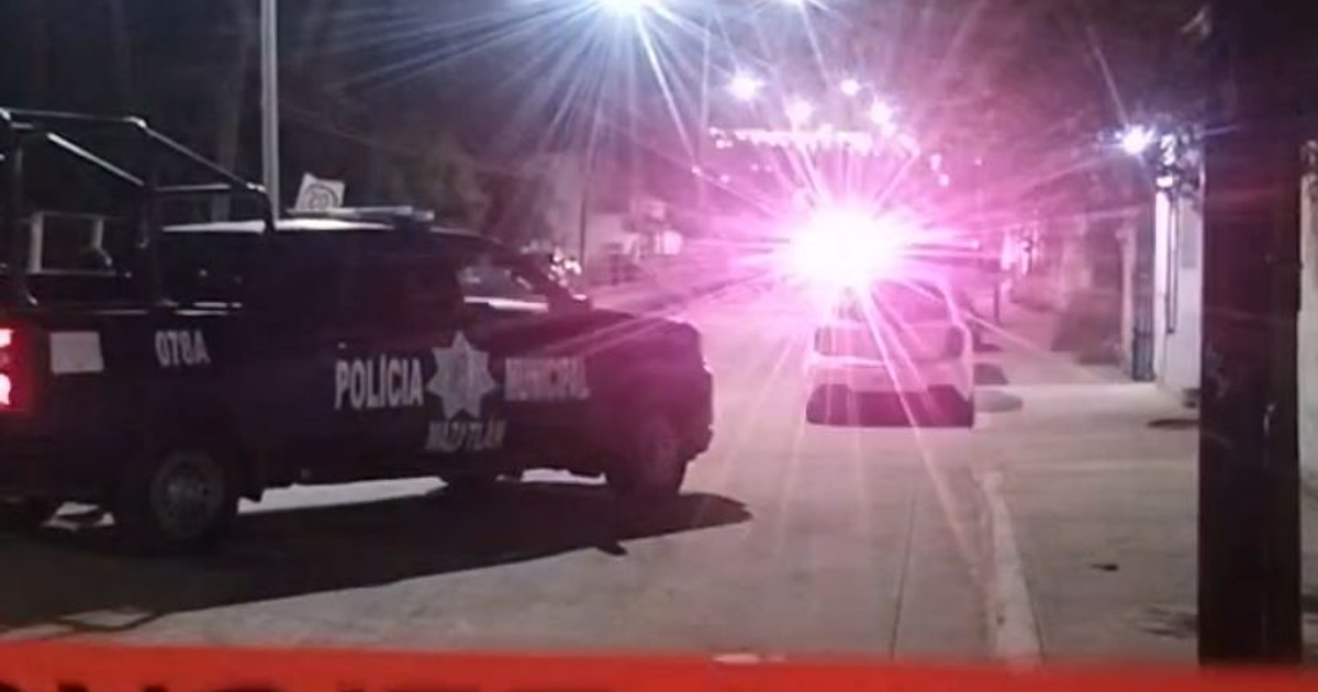 Vehículos de policía en Mazatlán tras explosión nocturna