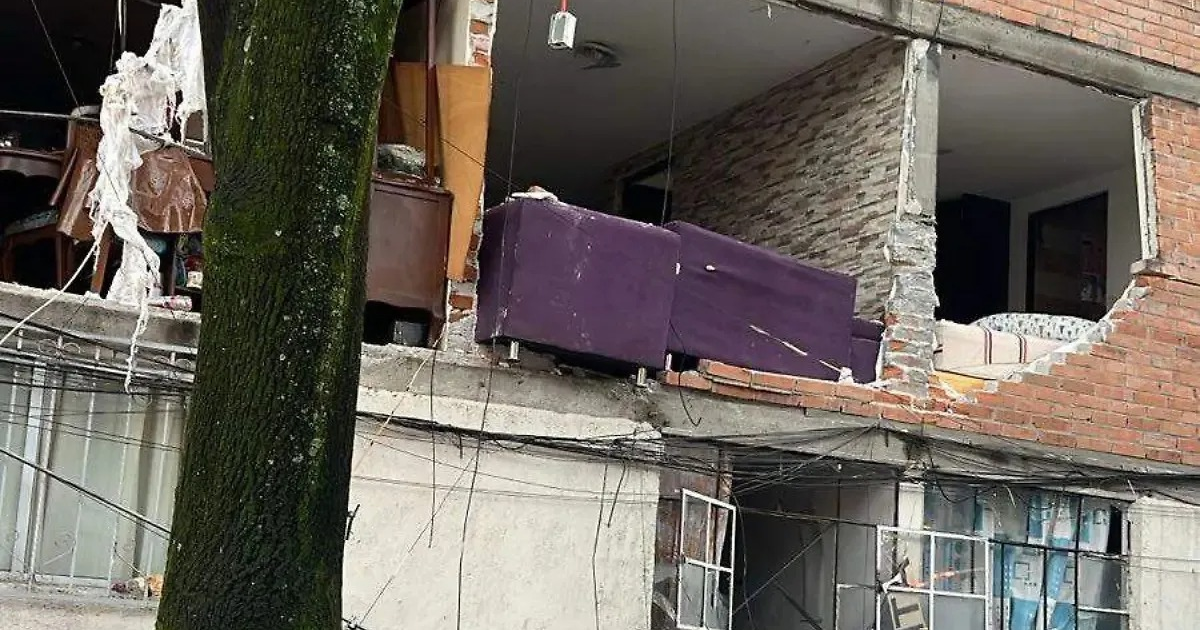 Edificio dañado por explosión de gas en Edzná 42, colonia Independencia.