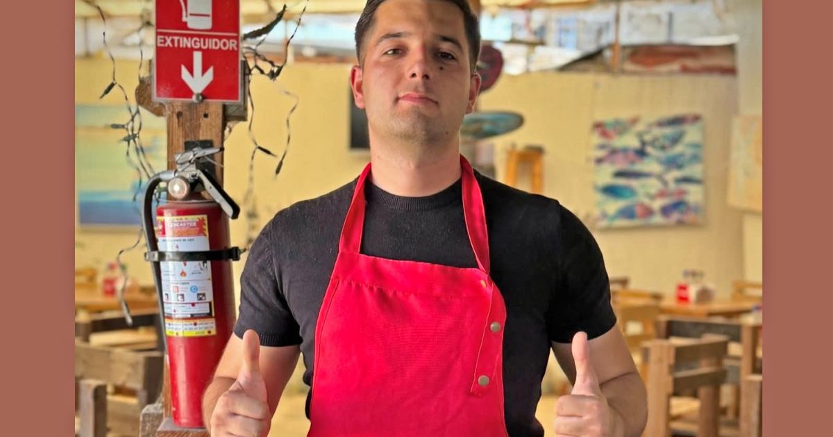 Moisés Muñiz en su restaurante de Ensenada antes del cierre por extorsiones