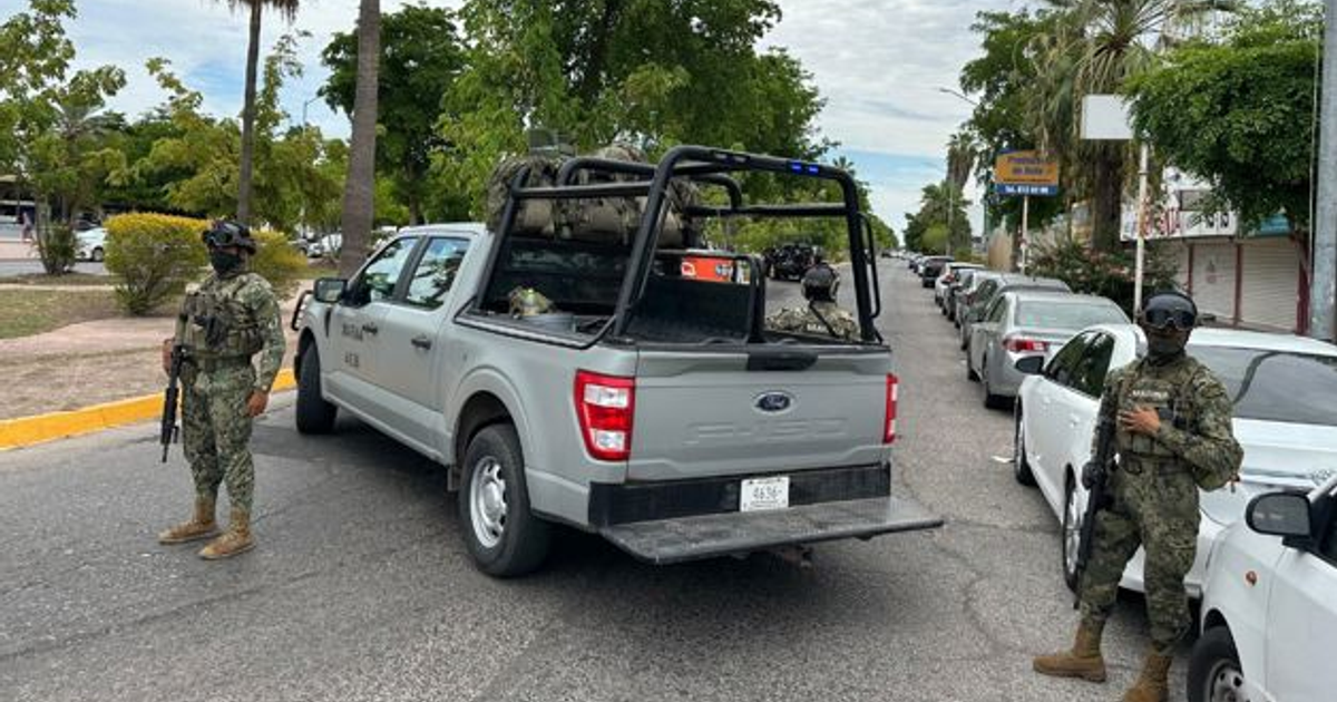 Vehículo pickup gris con soldados en operativo de seguridad en Los Mochis.