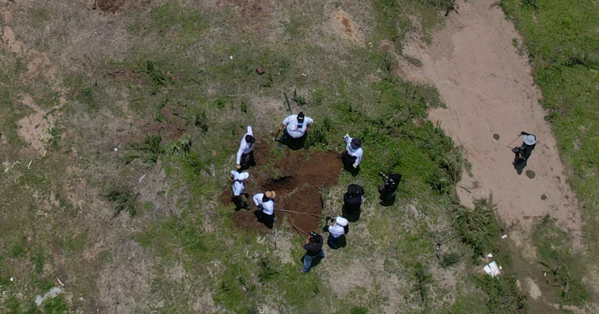 Grupo de personas excavando en fosas clandestinas en La Paz, Baja California Sur