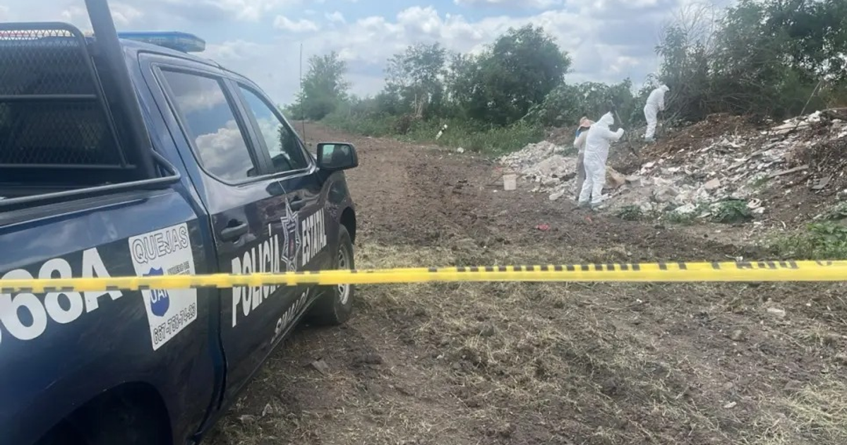 Vehículo policial y forenses en escena de investigación en Culiacán por posibles fosas clandestinas.