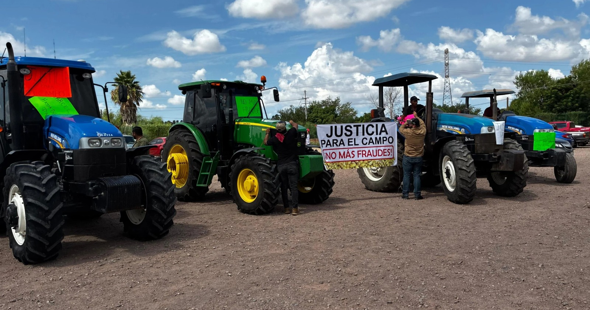 Tractores con pancartas de protesta en Los Mochis por fraude agrícola