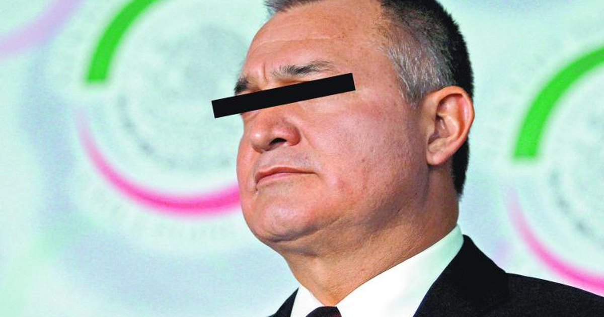 Hombre en evento con fondo gráfico, relacionado con el caso de Genaro García Luna.