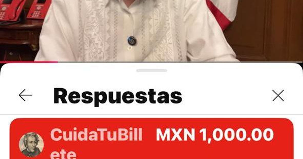 Persona en oficina con teléfonos rojos y mensaje de donaciones en pesos mexicanos