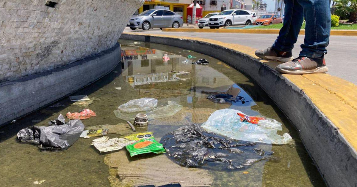 Charco de agua con basura en la glorieta La Perla del Pacífico, Mazatlán.