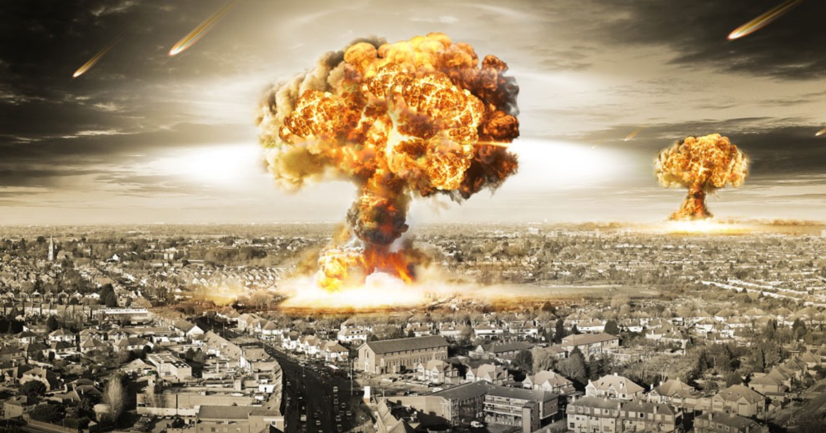 Explosiones nucleares en ciudad con nubes de humo y meteoritos cayendo, en tono sepia.