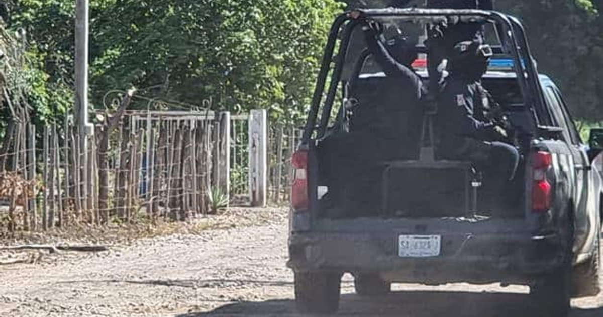 Camioneta con personas armadas en camino rural de Navolato, Sinaloa.