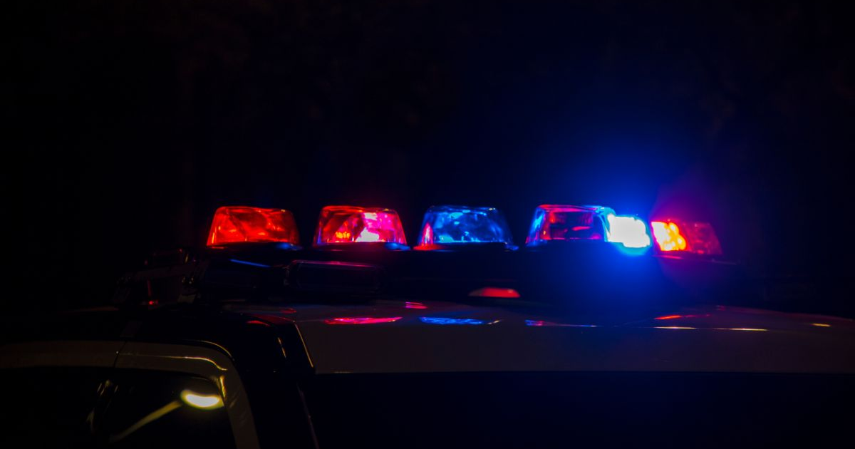 Luces de policía iluminan la noche en Apatzingán tras un hallazgo macabro.