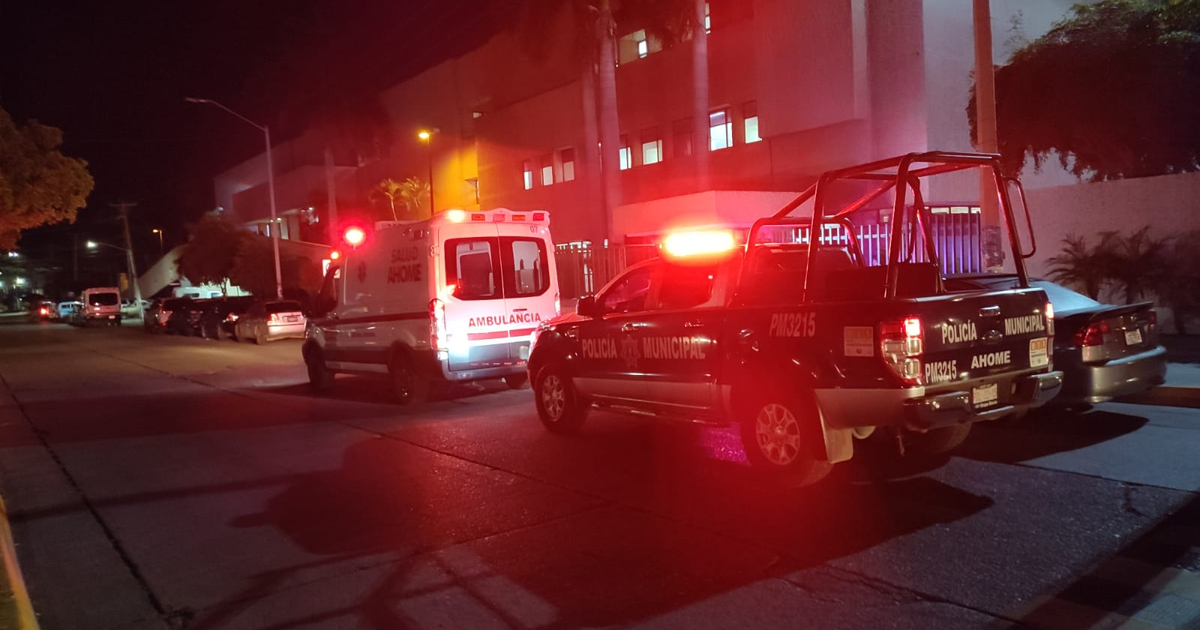 Ambulancia y patrulla de policía en una calle de Los Mochis durante la noche, atendiendo una emergencia.
