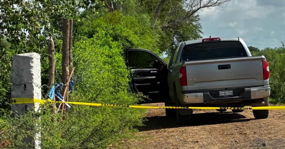 Camioneta Toyota Tundra gris con cinta de seguridad en El Alhuate, Sinaloa