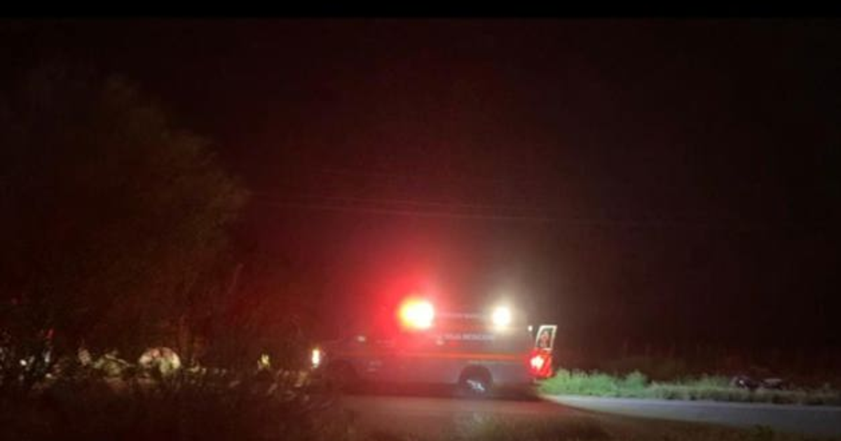 Ambulancia con luces encendidas en carretera durante la noche, relacionada con la búsqueda de Rafael Valdés Portillo.