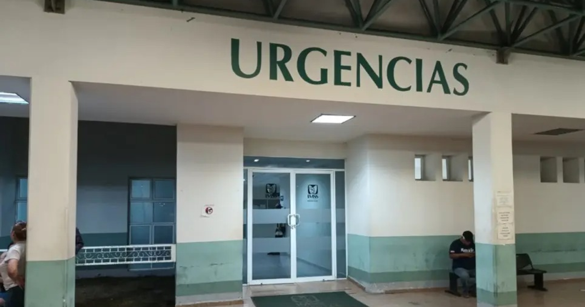 Entrada de urgencias del Hospital General de Eldorado con puertas de vidrio y área de espera.