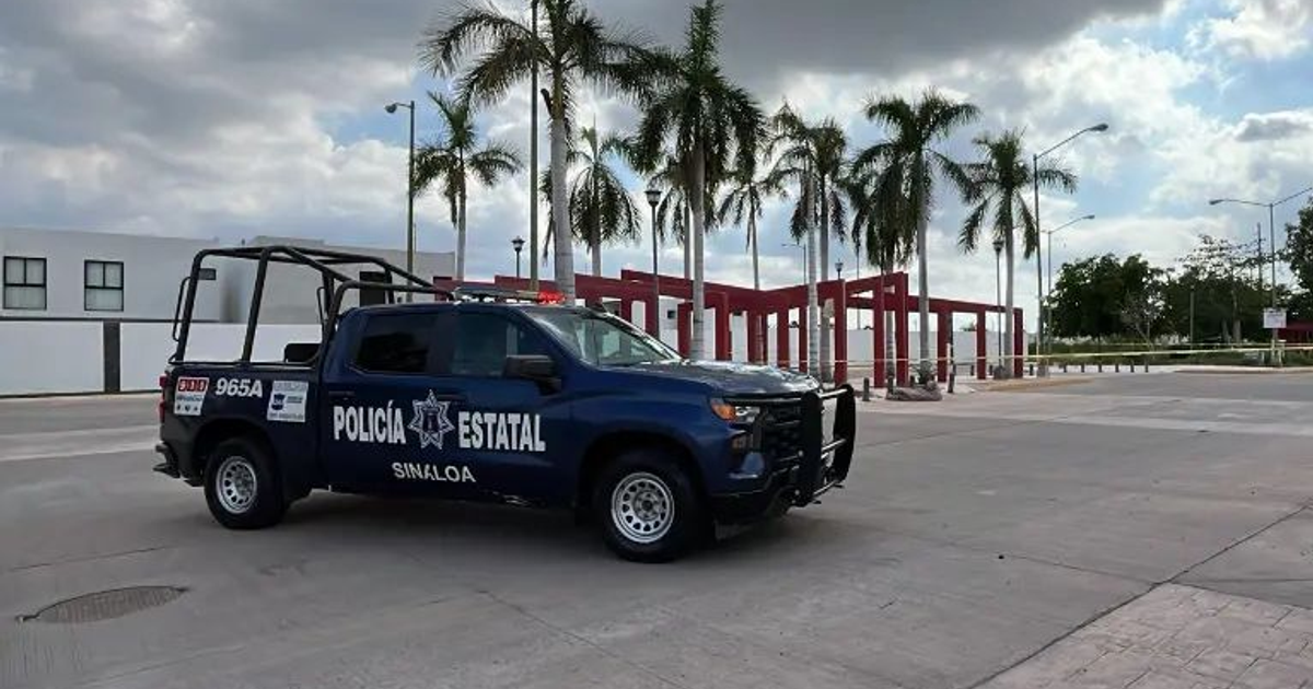 Camioneta de la Policía Estatal Sinaloa en vía urbana, relacionada con hallazgo en Culiacán.