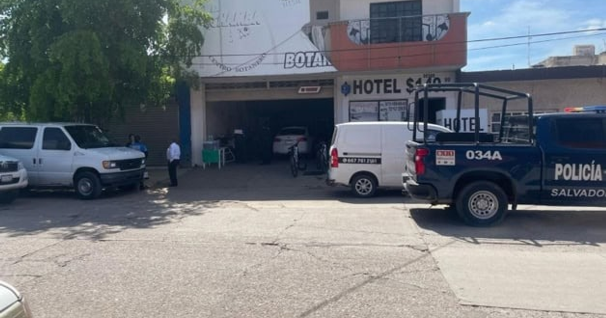 Calle frente al Hotel Salzo en Guamúchil con vehículos y personas tras hallazgo de cuerpo