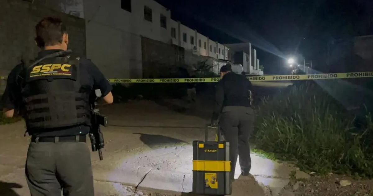 Investigadores forenses en Culiacán trabajando en una escena de crimen restringida por cinta amarilla.