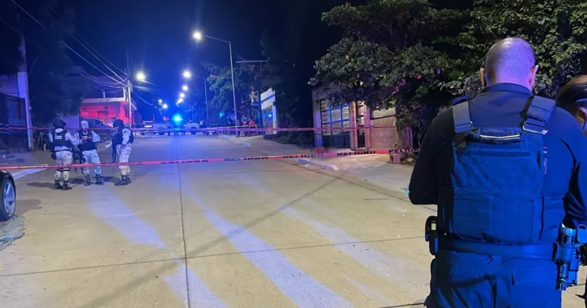 Agentes de seguridad en una escena nocturna acordonada en Culiacán tras un ataque armado.