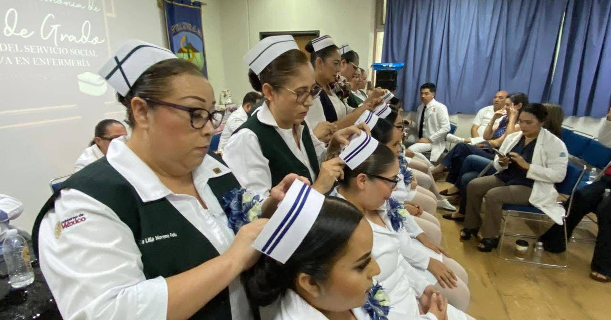 Grupo de mujeres en ceremonia de graduación de enfermería en el Hospital General de Los Mochis, ajustando coifas en un evento formal.